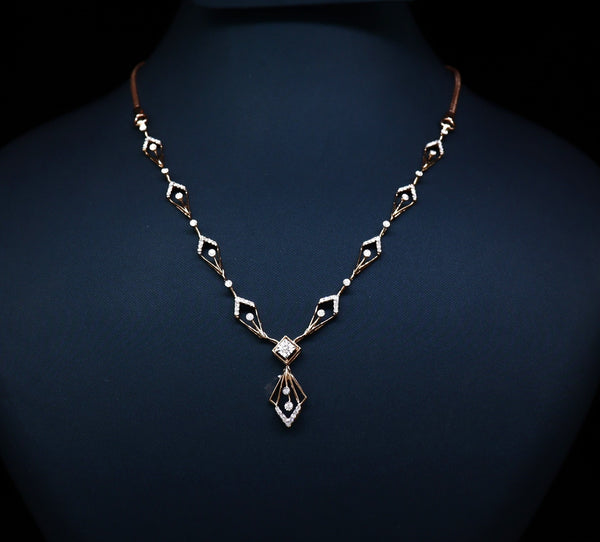 புத்திசாலித்தனமான வைர நெக்லஸ்