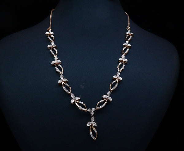 புத்திசாலித்தனமான வைர நெக்லஸ்